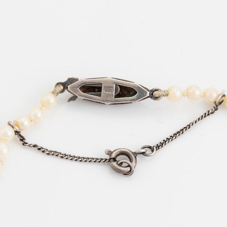 Cultured pearl necklace, clasp silver.