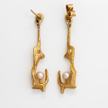 Björn Weckström, "By the springs", a pair of 18K gold and cultured pearls earrings. Lapponia 1964-1974.