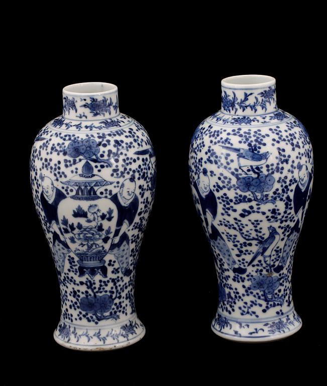 VASER, ett par, porslin, Kangxistil, Kina 1800/1900-tal.