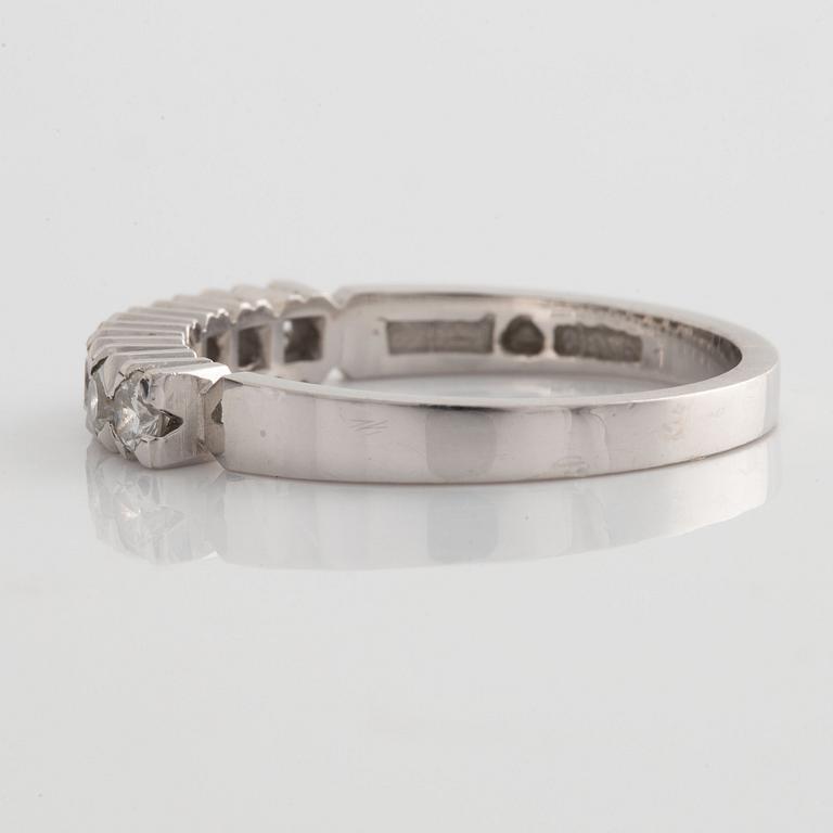 Ring allians med briljantslipade diamanter.