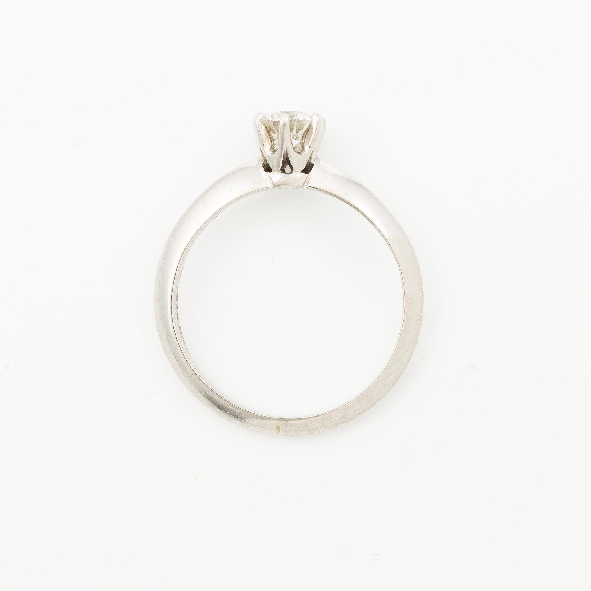 Tiffany & Co, ring, solitaire, platinum with a brilliant-cut diamond 0.41 ct. Marked Tiffany & Co. With certificate.