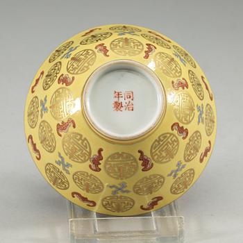 A yellow bowl, Qing dynasty, with Tongzhi four character mark in red.
