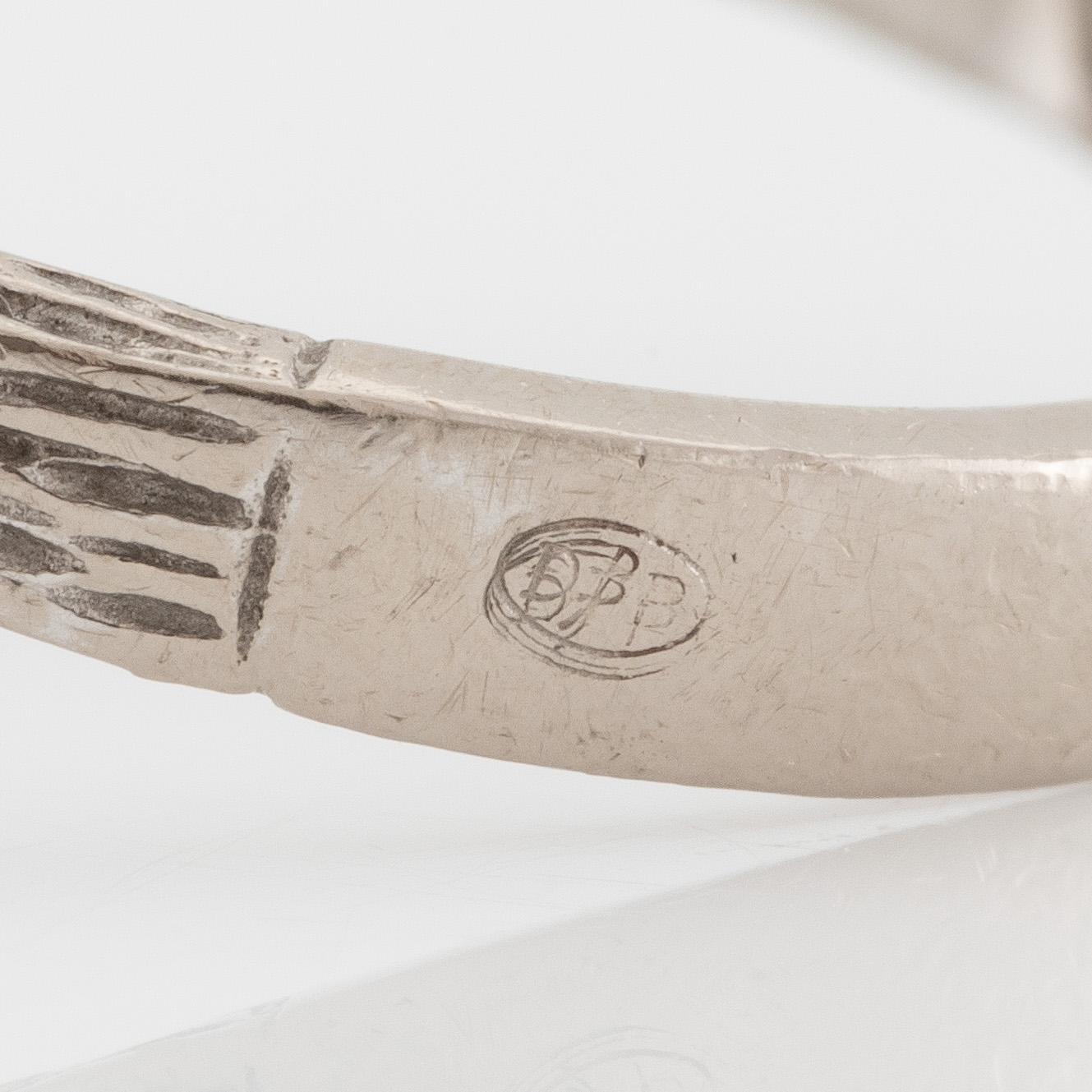 Ring 18K white gold with a cultured pearl.