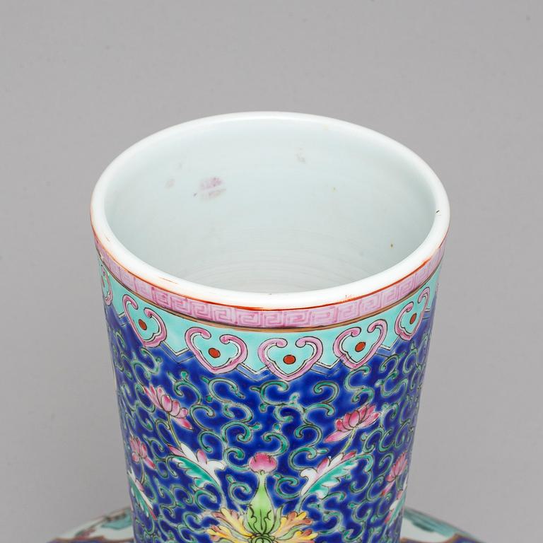 A large Chinese famille rose 'tianqiuping' vase, 20th century.