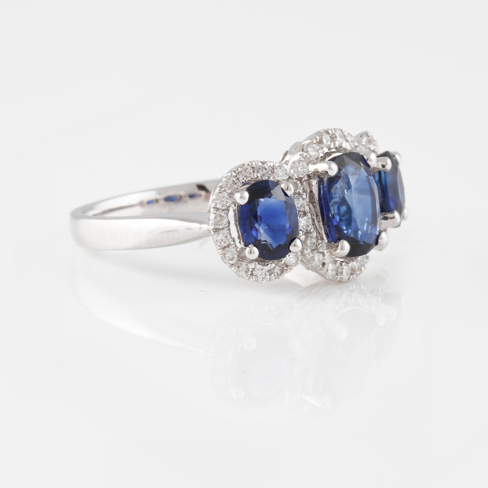 RING, 18K vitguld med briljantslipade diamanter 0.36 ct samt ovalslipade blå safirer 2.25 ct. Vikt 4,2 gram.