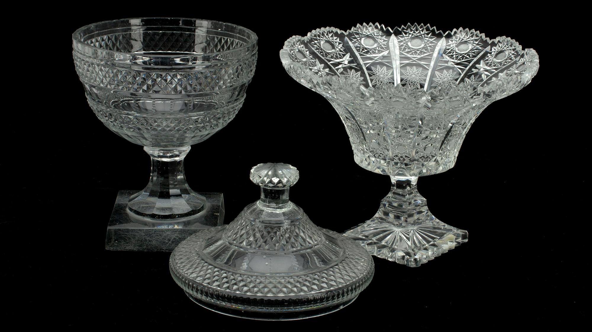 UPPSATSSKÅL med LOCK, slipat glas 1800-talets slut samt UPSATSSKÅL, märkt Lausitzer Glas, Tyskland sent 1900-tal.