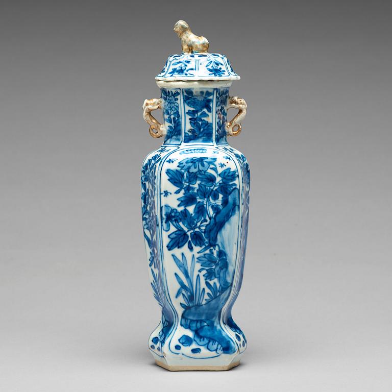 VAS med LOCK, porslin. Qingdynastin, Kangxi (1662-1722).