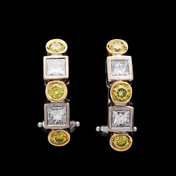 138. EARRINGS, white and and yellow brilliant- and princess cut diamonds, tot. app. 1.80 cts.
