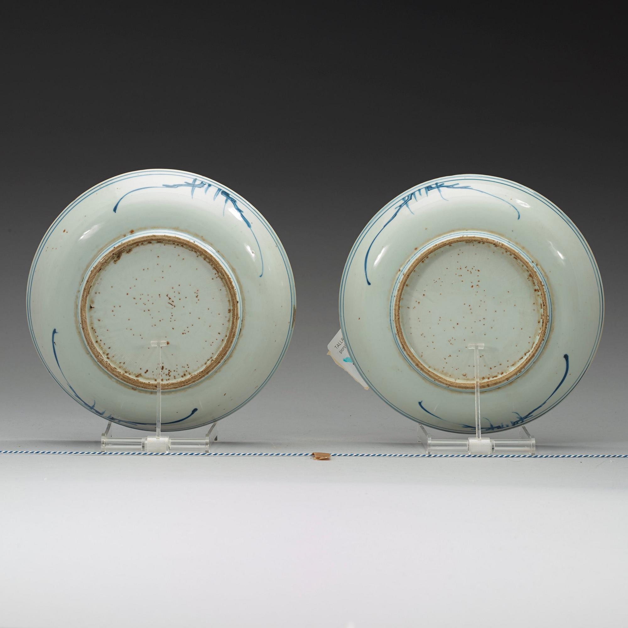 TALLRIKAR, tre stycken, porslin. Ming dynastin, Tianqi/Chongzhen 1600-tal.