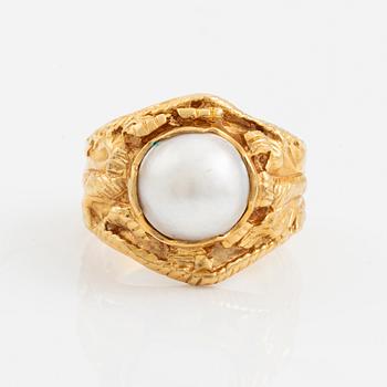 Ring 18K gold with a cultured pearl.