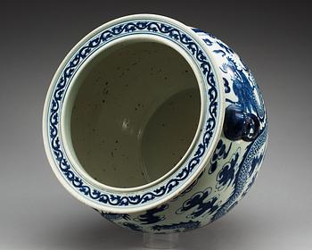 A blue and white fish basin, Qing dynasty.