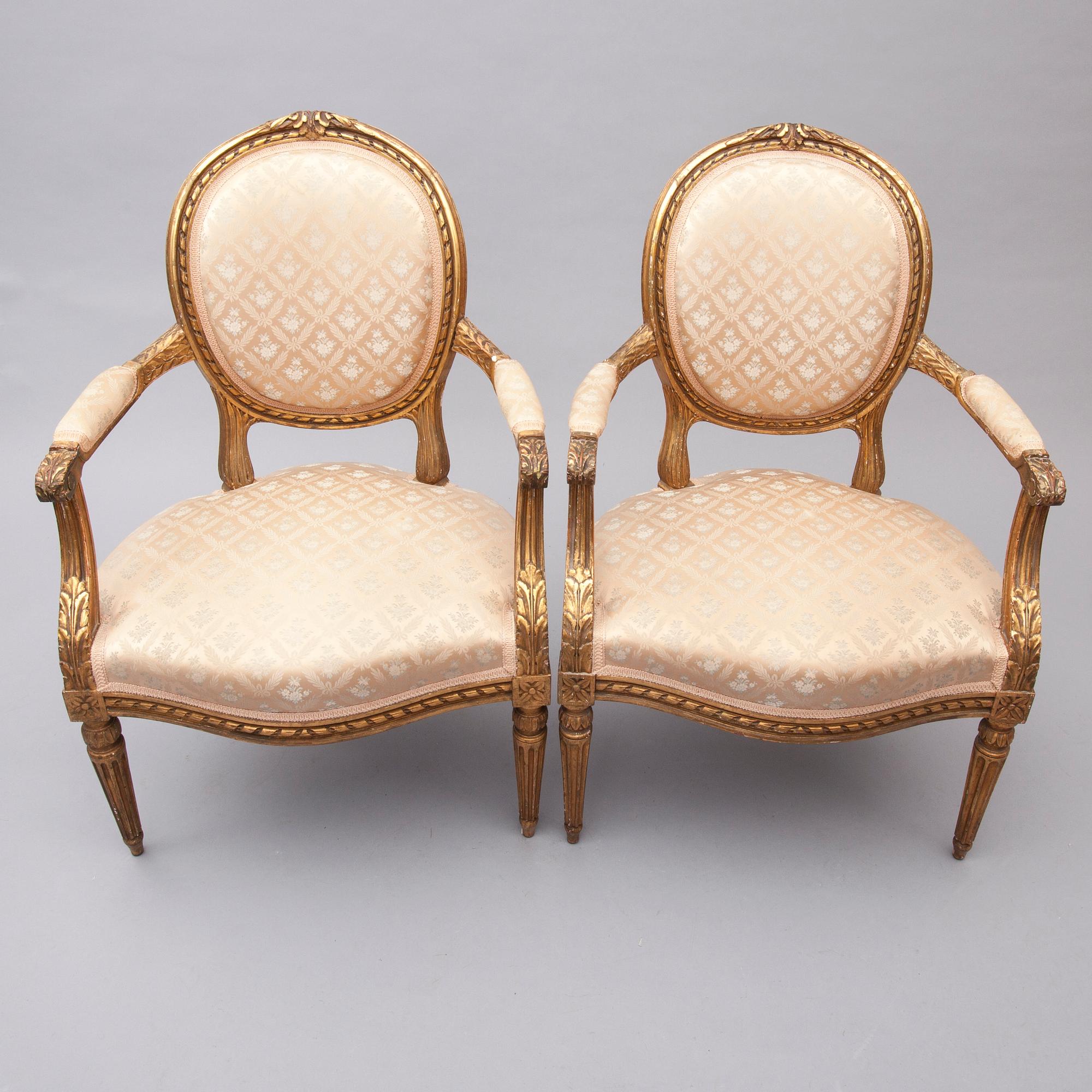 KARMSTOLAR, ett par, Louis XVI- stil, Frankrike 1900-talets första hälft.