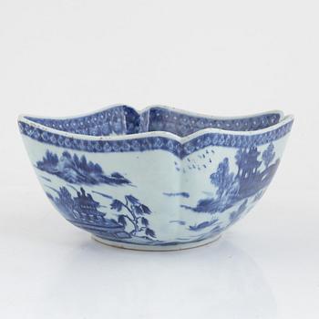 A blue and white porcelain blowl, China, Qingdynasty, first half of the 19th century.