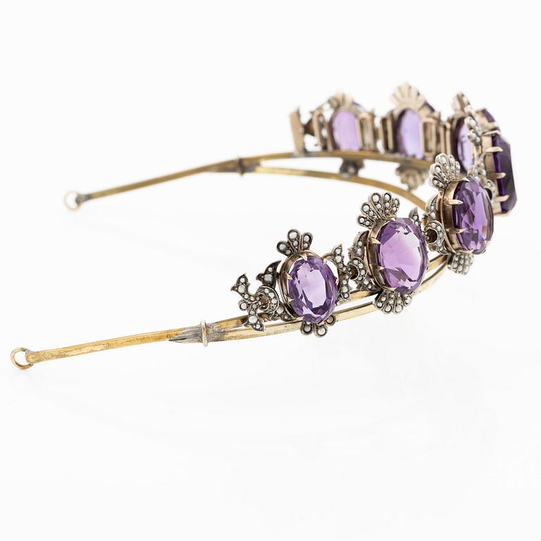 Diadem silver med ovala fasettslipade ametister och seedpärlor.