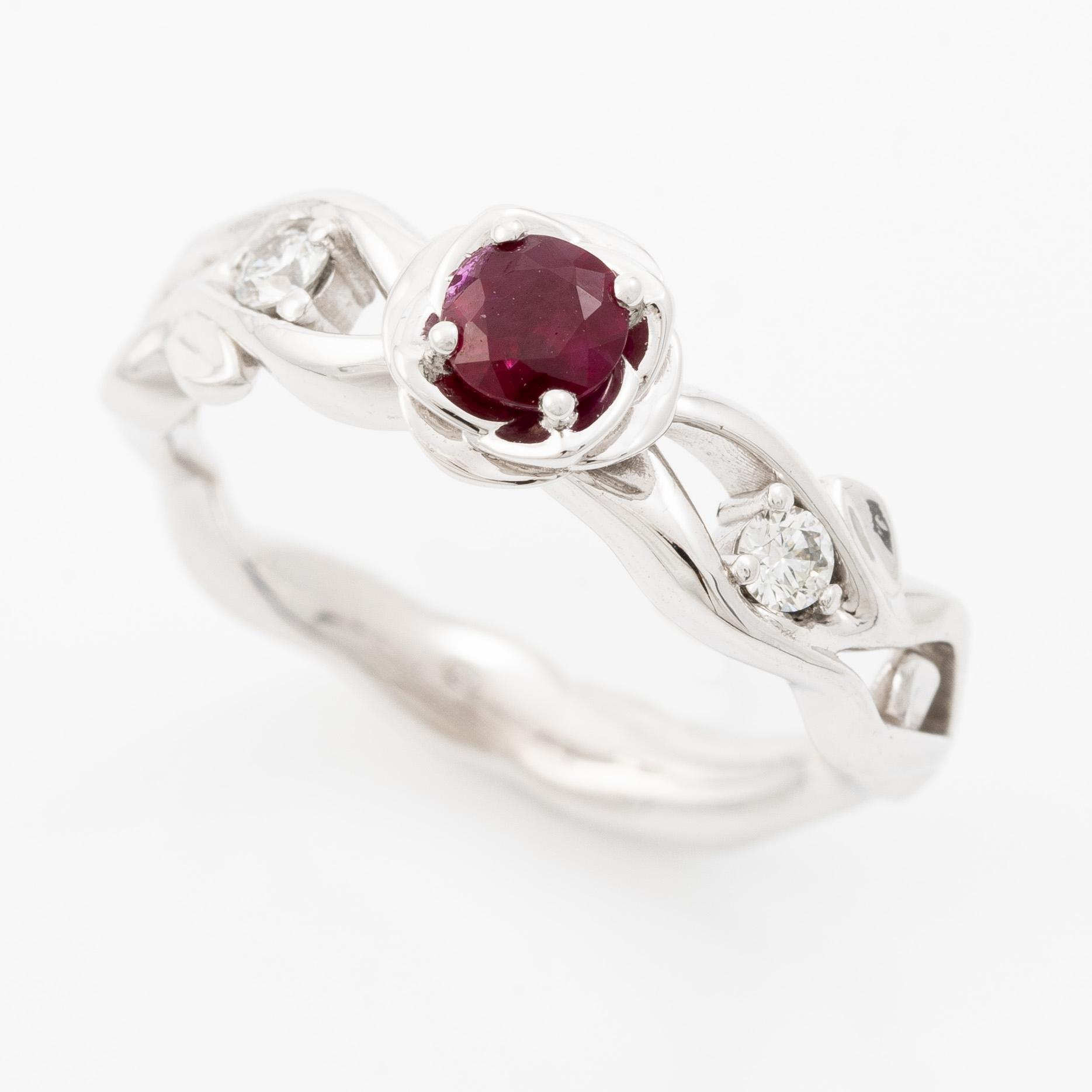 Ring 14K white gold with a ruby and brilliant-cut diamonds.