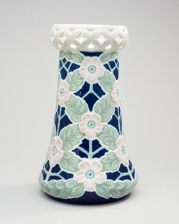 An Algot Eriksson Art Nouveau porcelain vase, Rörstrand ca 1900.
