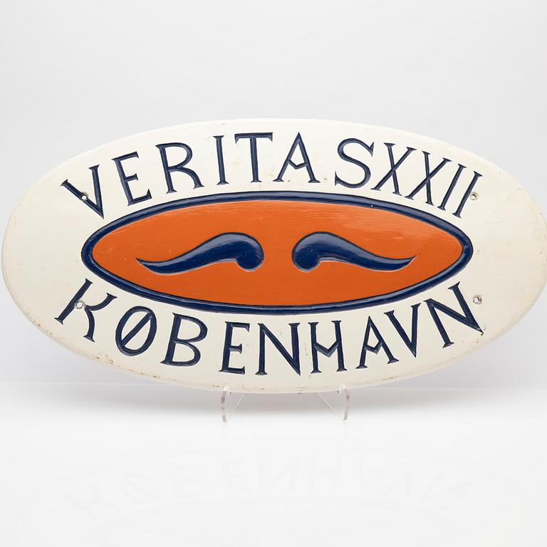 Name board "Magnus Alborg" / "Veritas XXII (Köbenhavn" Copenhan).