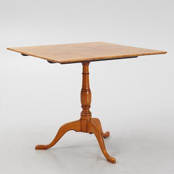 Drop-leaf table, circa 1800.