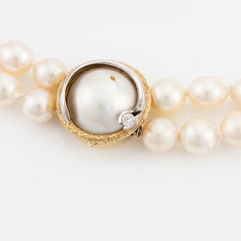 Ole Lynggaard, double-strand pearl necklace, clasp in 18K gold with a brilliant-cut diamond.