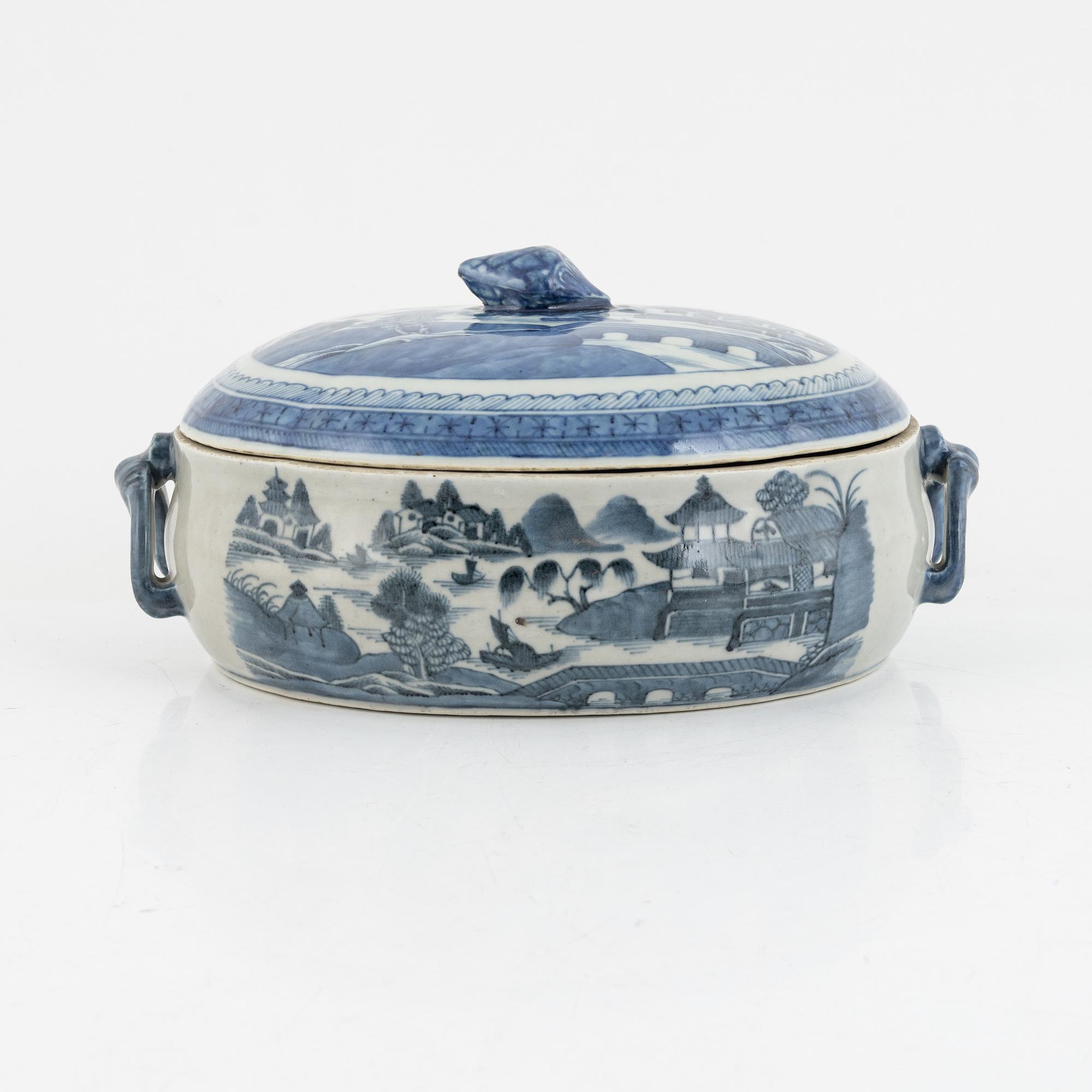 A blue and white Chinese export tureen with cover, Qingdynasty, 19th century.