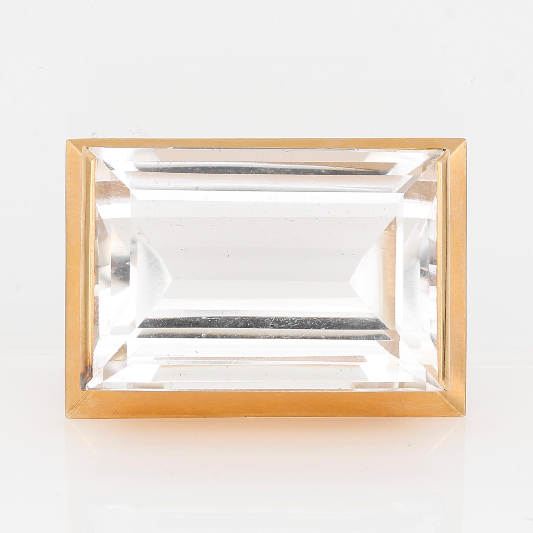 BROSCH, 18K guld med trappslipad bergkristall, ca 63,96 ct, Hugo Olsson, Helsingborg, 1962. Total vikt ca 21,33 g.