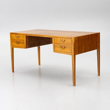 Skrivbord, Valnöt, 1900-talets mitt/ andra hälft.