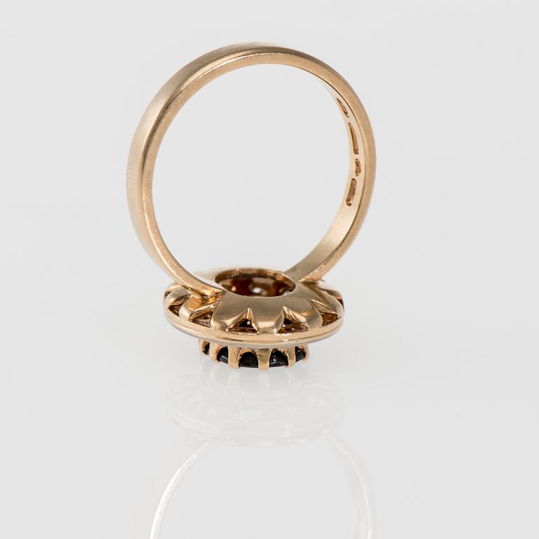 RING, 14K guld, fasettslipad safir, briljantslipade diamanter. Toivo J. Toivonen 1984. Vikt ca 8,5 g.