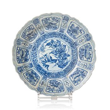 1146. A blue and white kraak dish, Ming dynasty, Wanli (1572-1620).