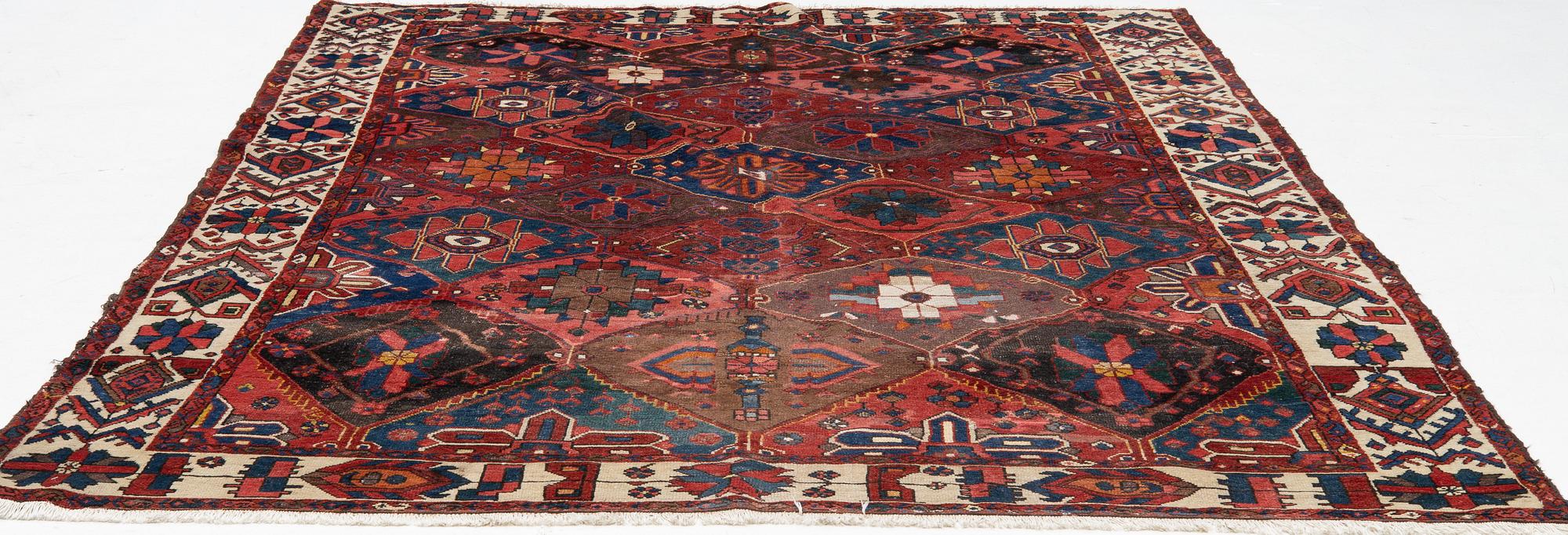 Rug, semi-antique, Chahar Mahal/Bakhtiari, approx. 290 x 204 cm.