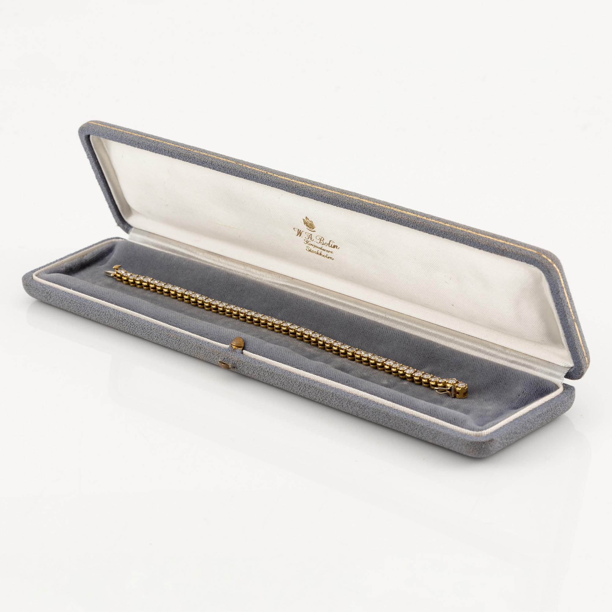 A tennis bracelet in 14K gold with round brilliant-cut diamonds.
