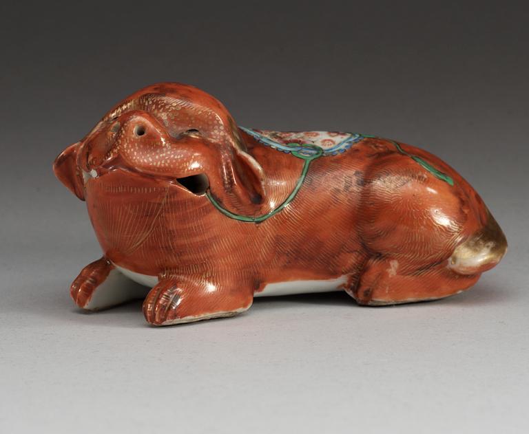 A famille rose figurin of a dog, late Qing dynasty.