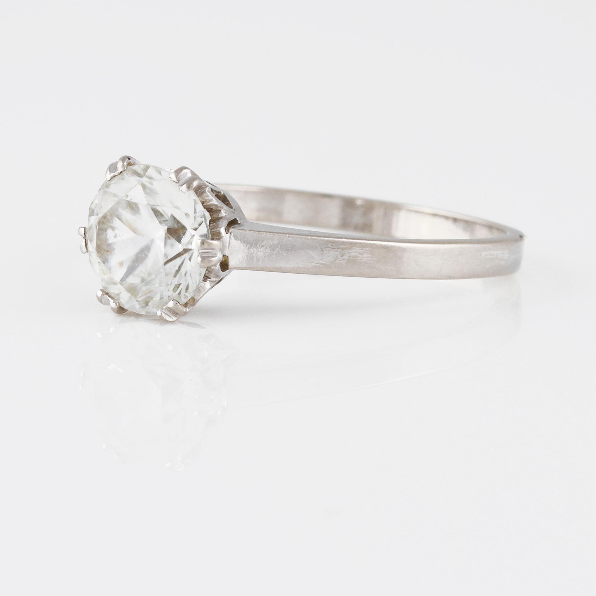 RING, 18K vitguld med fasettslipad vit sten, Trege, Göteborg, 1955. Vikt 2,4 gram.