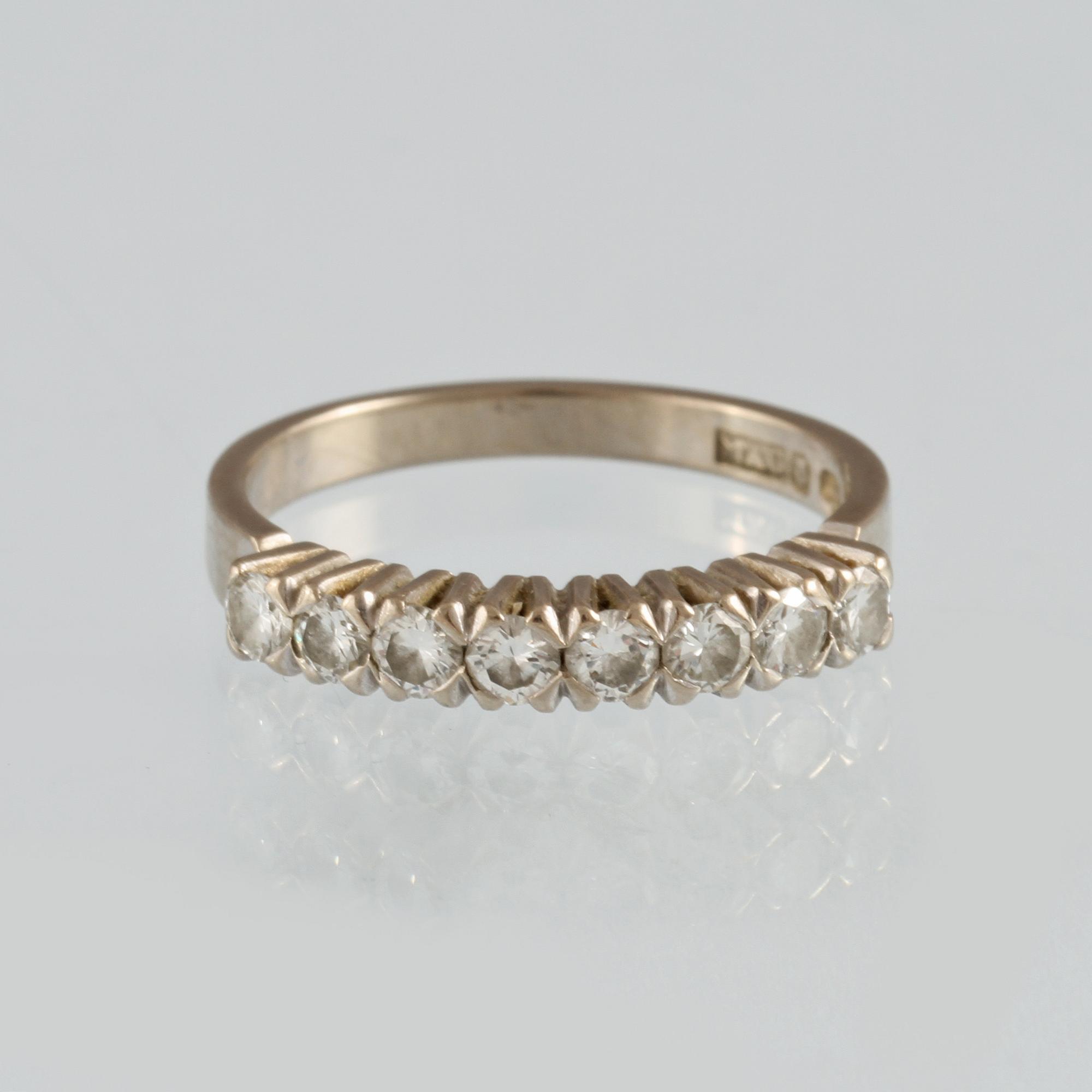 RING, 18K vitguld med 8 briljantslipade diamanter 0.55 ct, Juvel Magnus, Göteborg, 1974. Vikt 3,5 gram.