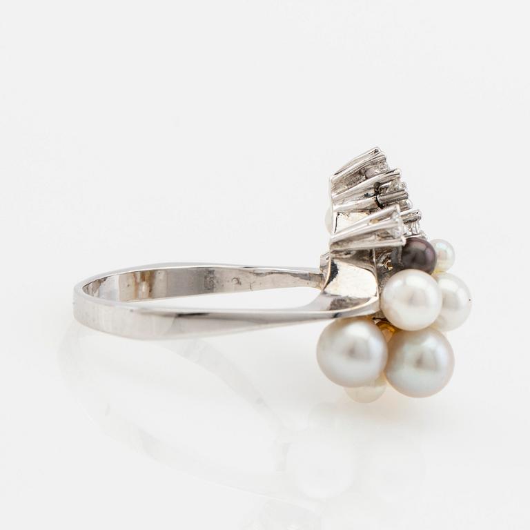 Ring, 18K white gold with pearls and brilliant-cut diamonds.