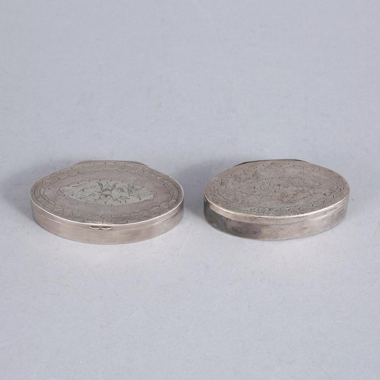 SNUSDOSOR, 2 st, silver, August W. Ahnström resp Johan F. Löfgren, Växjö 1848 resp Karlskrona 1851. Tot ca 77 gram.