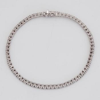 A 2.54 ct brilliant-cut diamond bracelet.