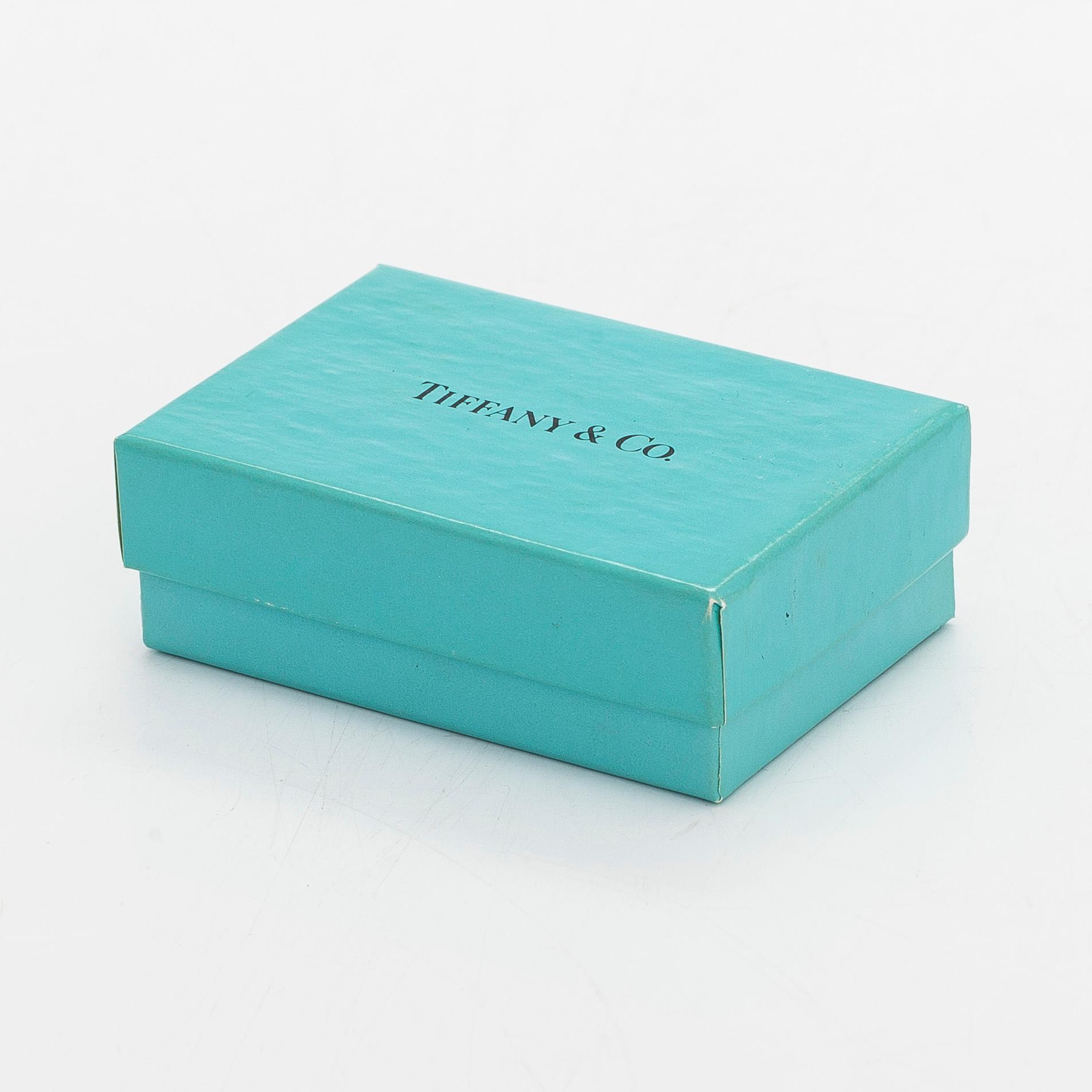 Tiffany & Co, an 18K gold twisted band ring.