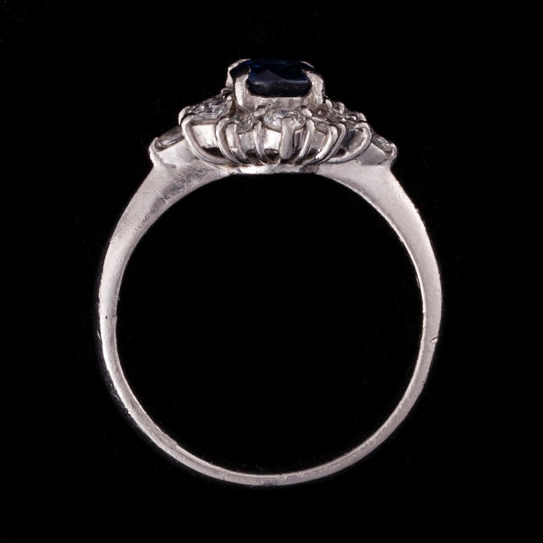 RING, platina, safir, diamanter. Vikt ca 4,3 g.