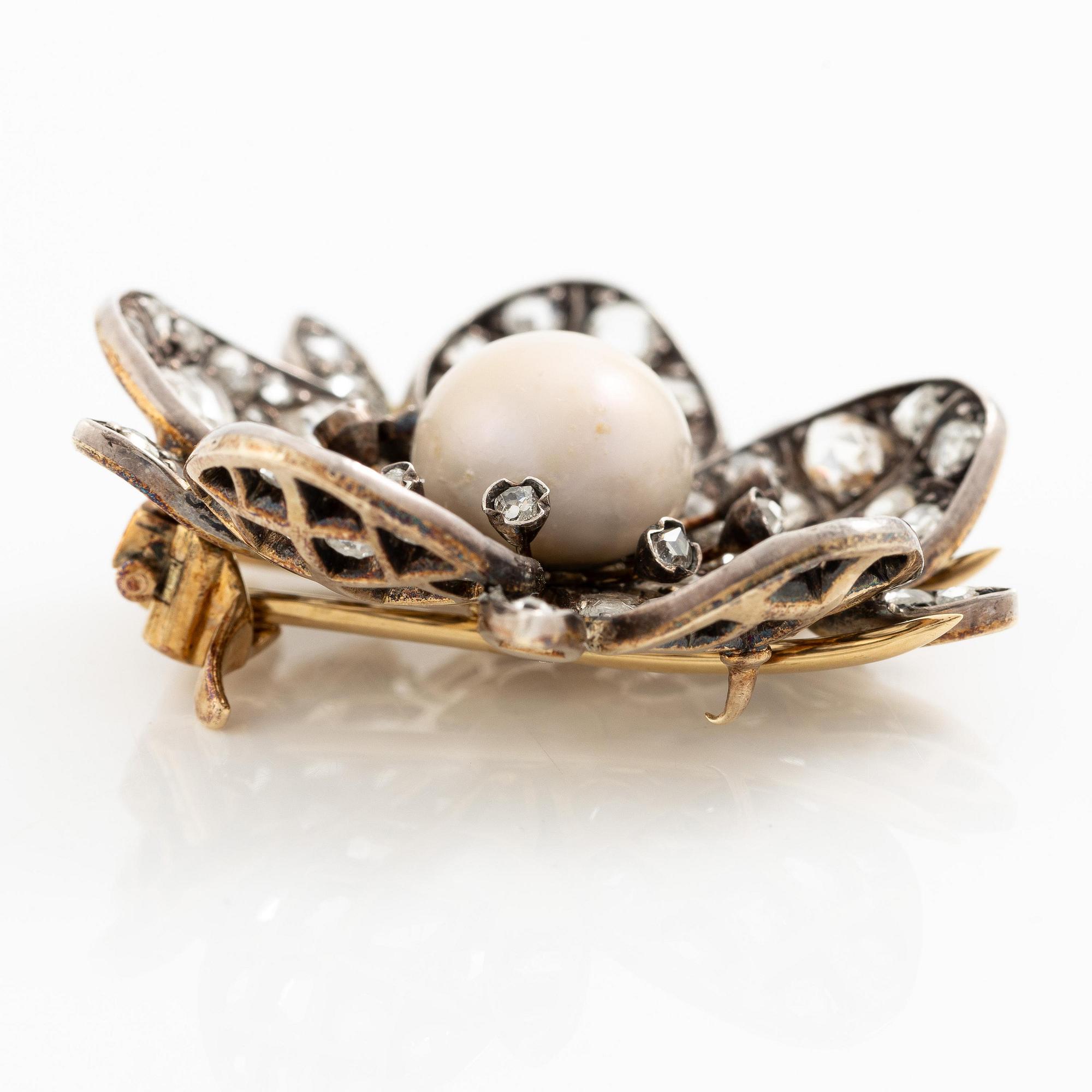 W.A. Bolin brosch i form av blomma 18K guld och silver med en bouton-formad pärla samt rosenslipade diamanter.