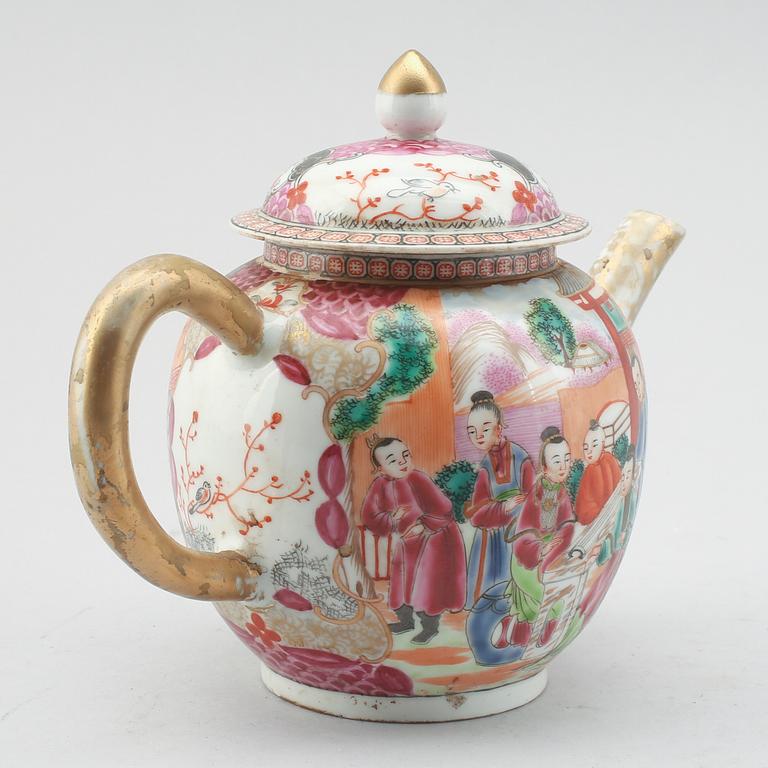 A CHINESE PORCELAIN TEAPOT, 18th century.