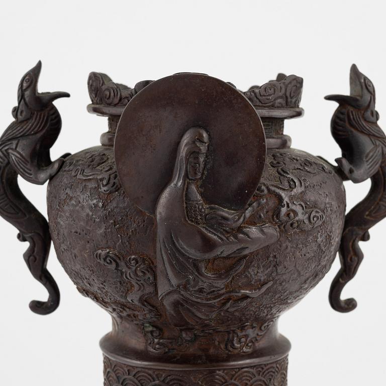Rökelsekar, brons. Japan, Meiji (1868-1912).