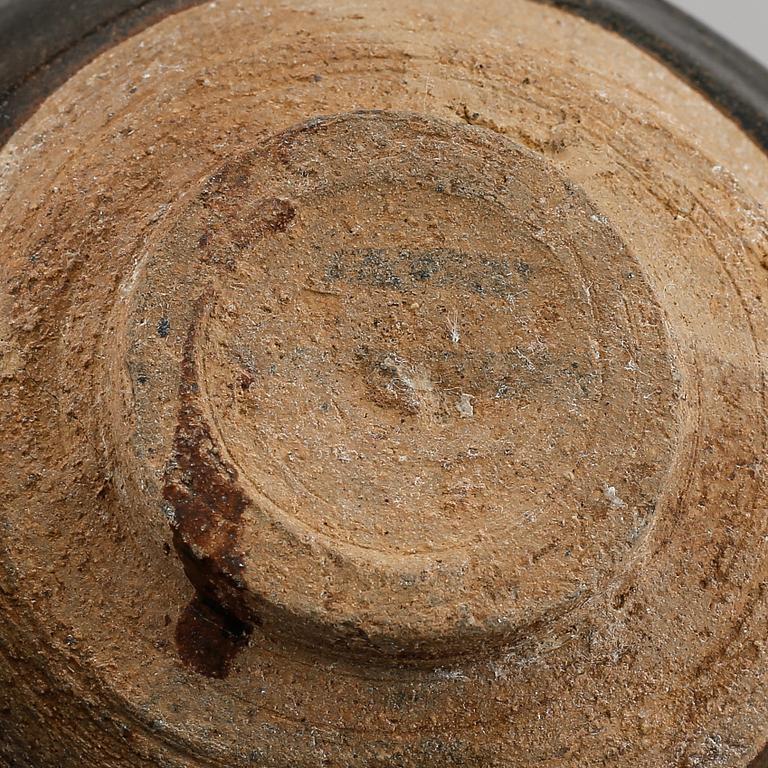 A ceramic jar with cover and a teabowl, Yuan dynasty.