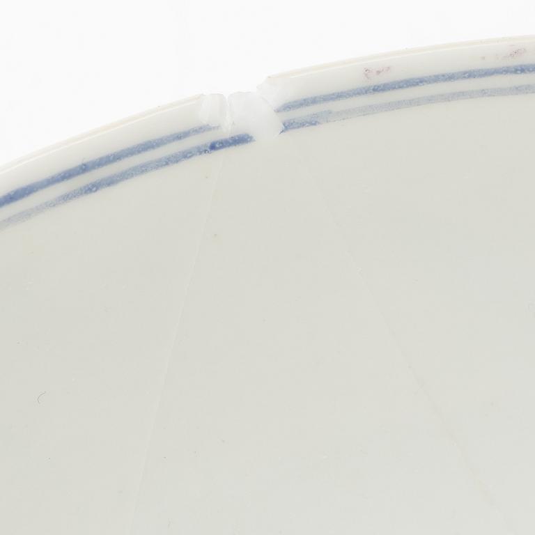 Skålar, två stycken samt skålfat, porslin, Kina, 1900-tal.