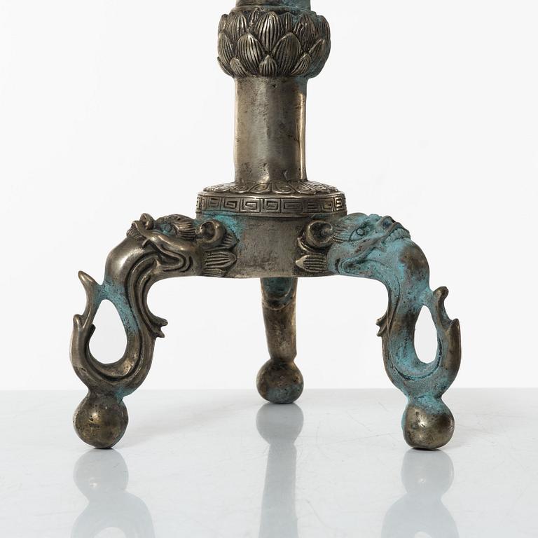 Ljusstakar / altarstakar, ett par, vitmetall, Kina, 1900-tal.