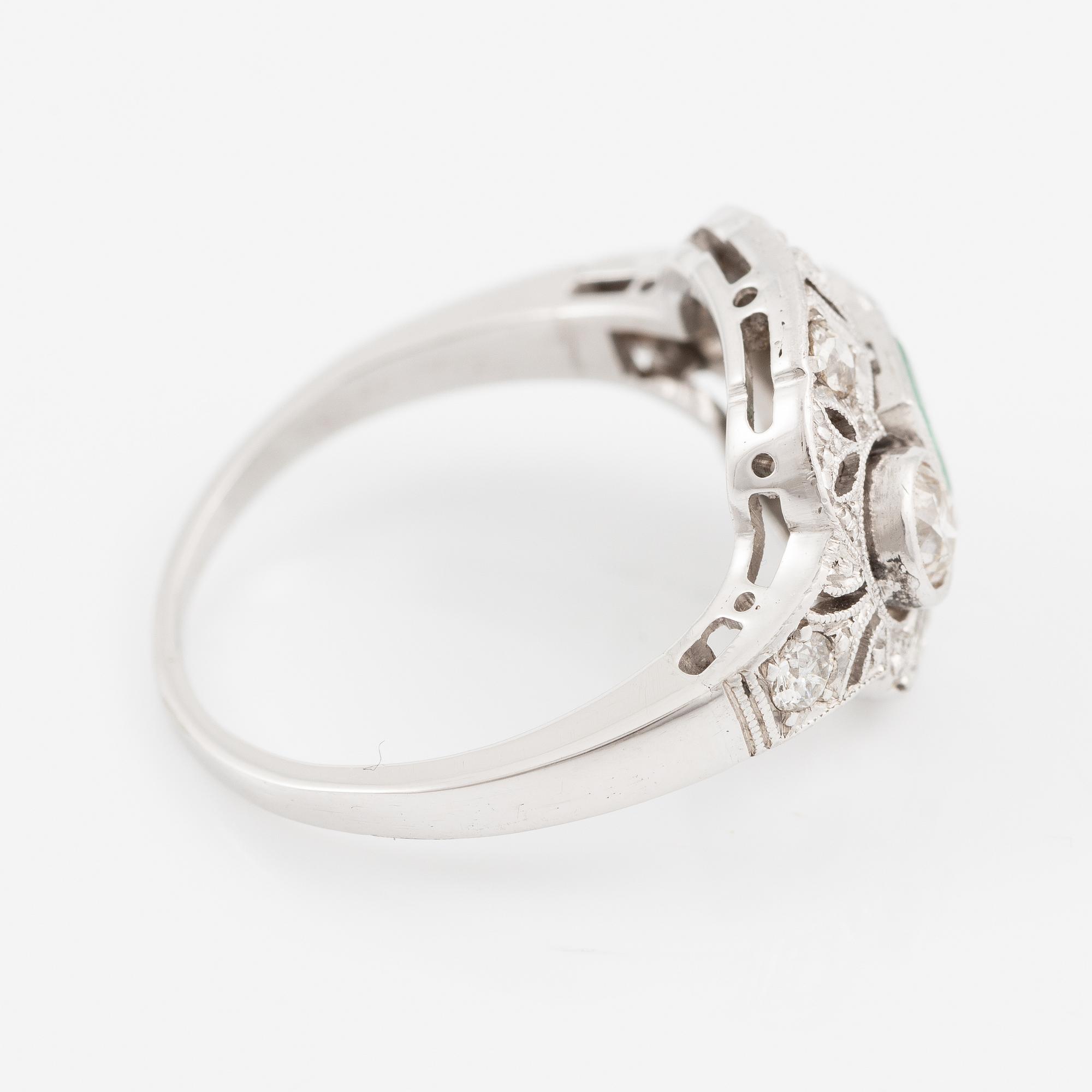 Ring 14K guld med en fasettslipad smaragd och gammalslipade diamanter.