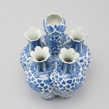 A 19th century Chinese porcelain tulip vase.