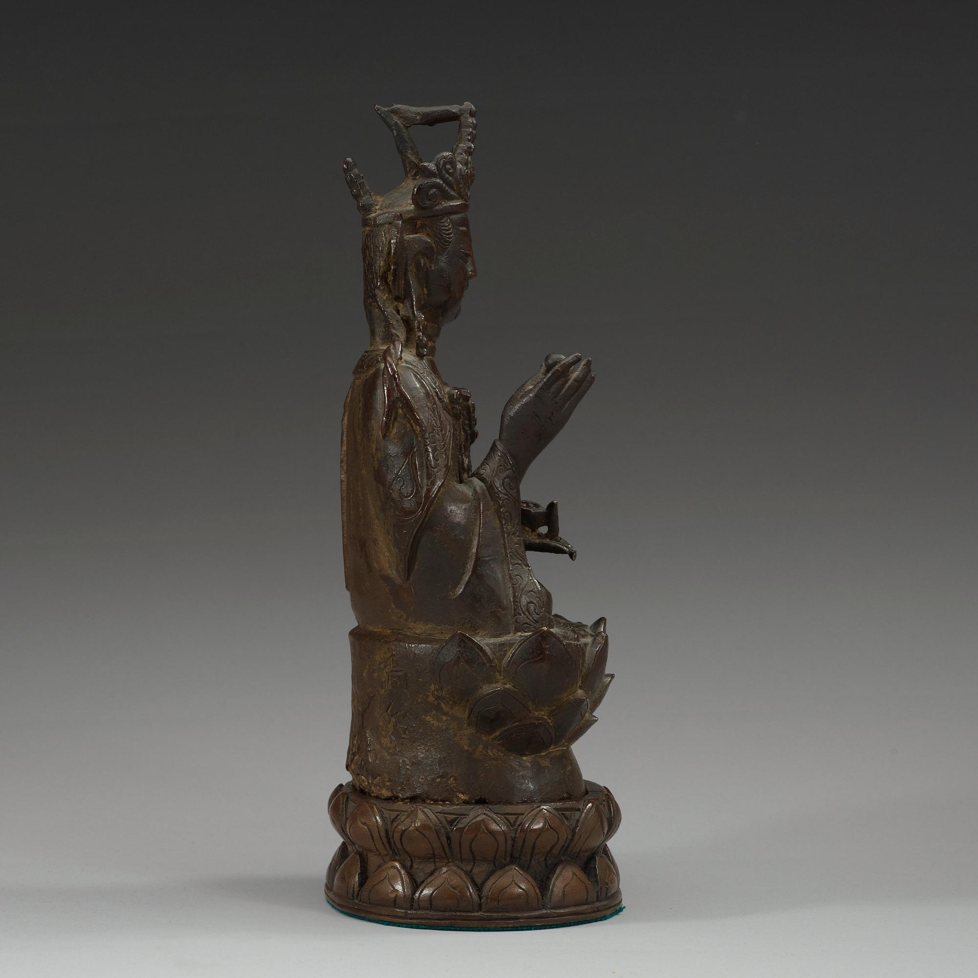 GUANYIN, brons. Ming dynastin med arkaiserande tecken.