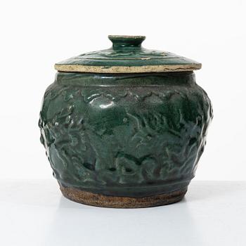 A green glazed jar, Southern China, Qing dynasty, 19th century.