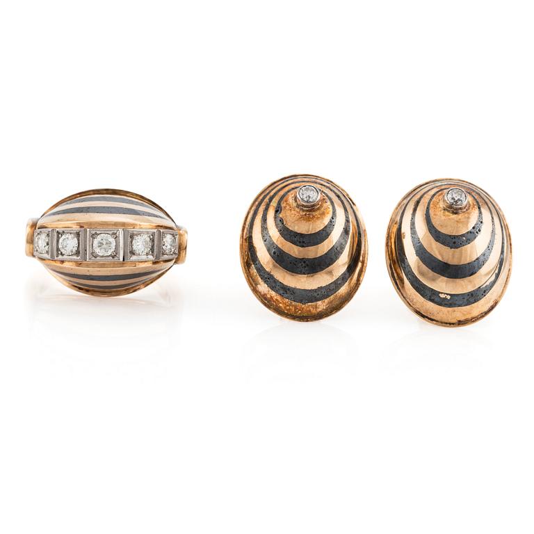 Sigurd Persson, a pair of earrings and a ring, 18K gold with enamel and round brilliant-cut diamonds, Stockholm 1955.