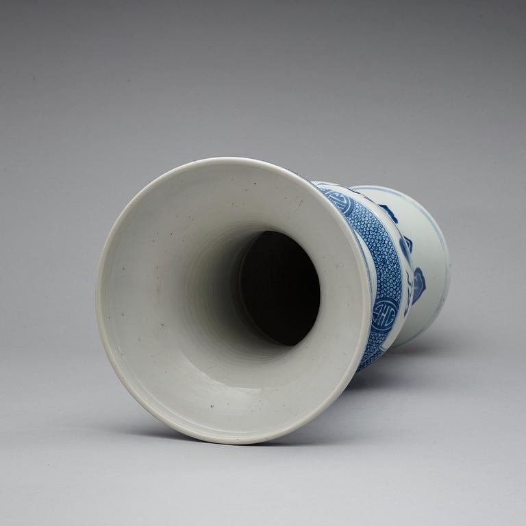 A blue and white urn, Qing dynasty, Kangxi (1662-1722).